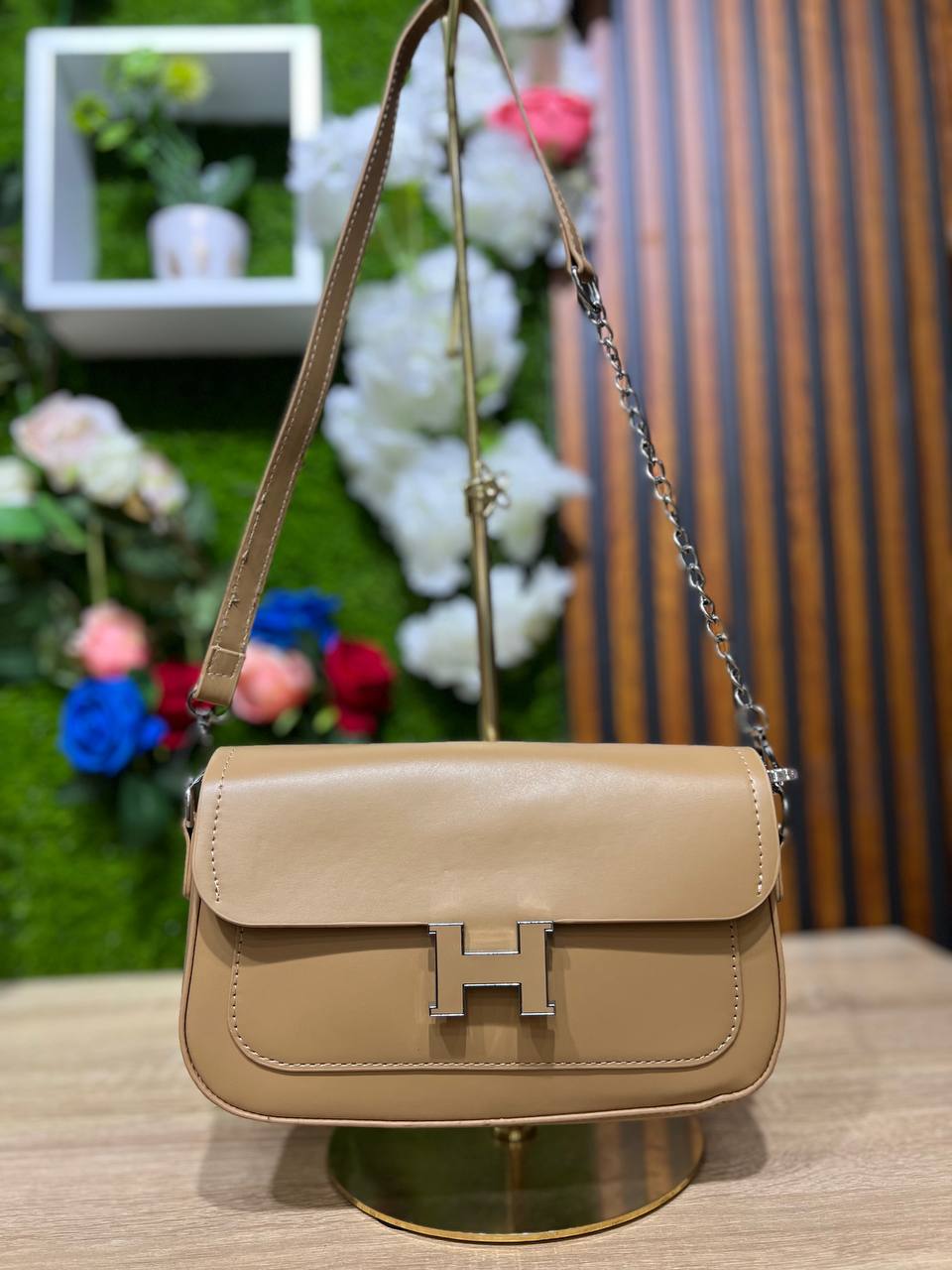 Pochette “H” — L’élégance dans sa plus belle simplicité